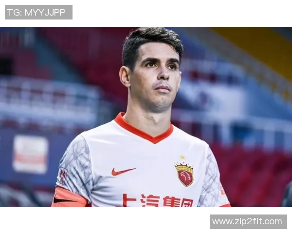 卷毛足球明星身穿绿衣服展现风采引发球迷热议与关注