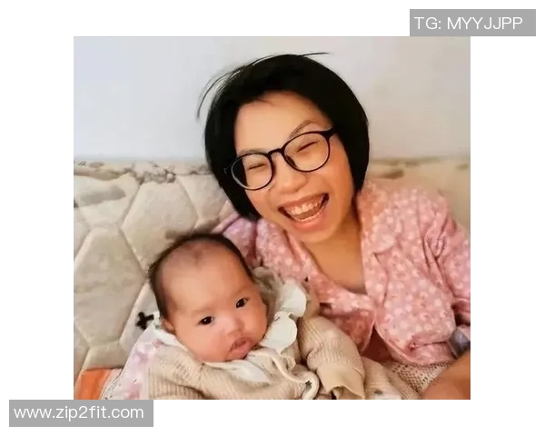 足球明星42岁女友的爱情故事揭秘与生活点滴分享