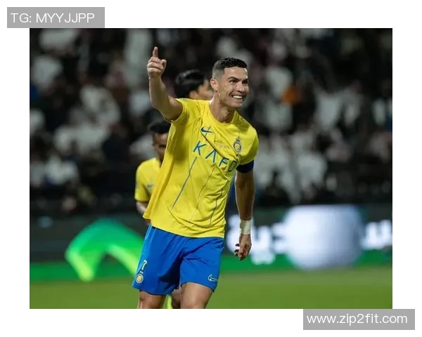 足球明星之子展现惊人肌肉力量引发关注与热议