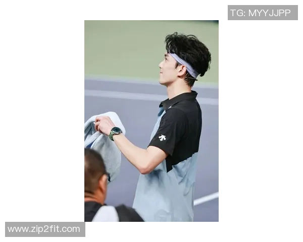 吴磊在绿茵场上展现足球才华成为新一代明星运动员